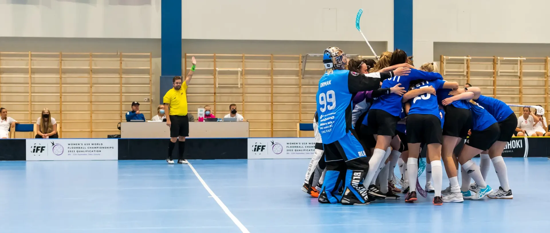 Polish women’s floorball players celebrating a goal